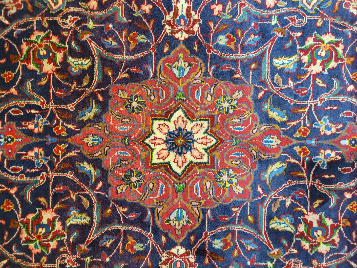 Kaschan Teppich Korkwolle florales Medaillon feine Knüpfkunst