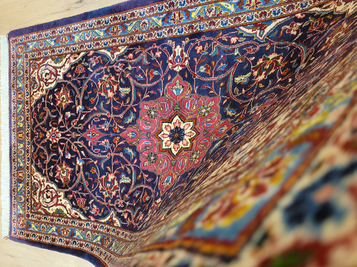 Kaschan Teppich Korkwolle florales Medaillon feine Knüpfkunst