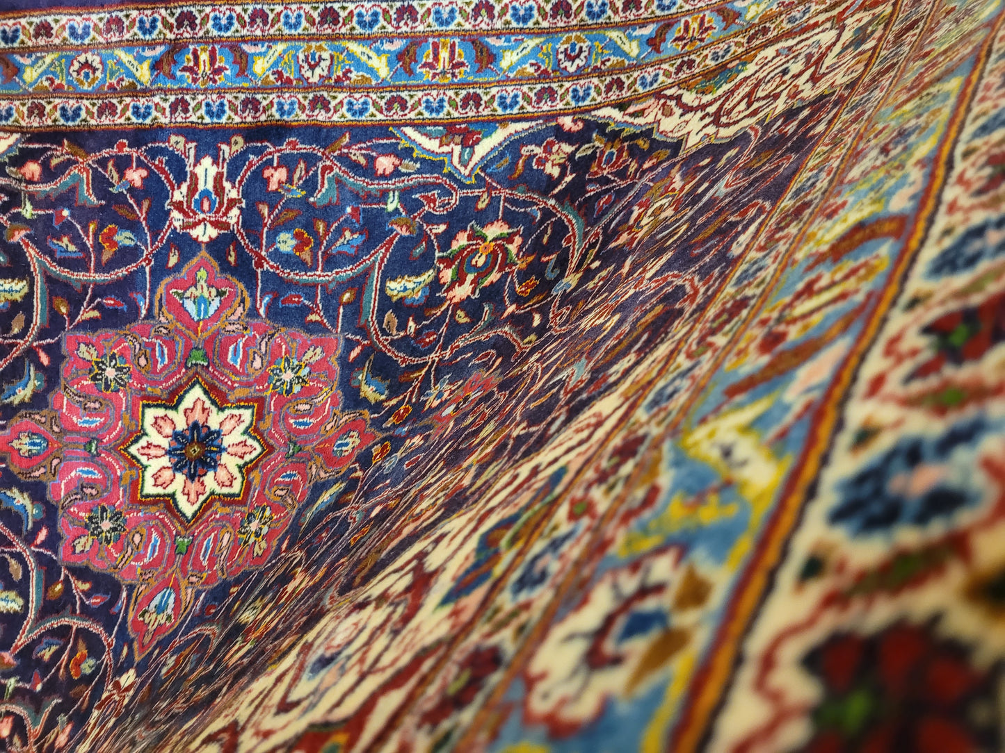 Kaschan Teppich Korkwolle florales Medaillon feine Knüpfkunst