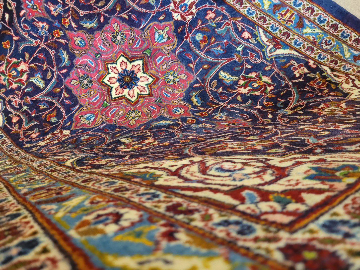 Kaschan Teppich Korkwolle florales Medaillon feine Knüpfkunst