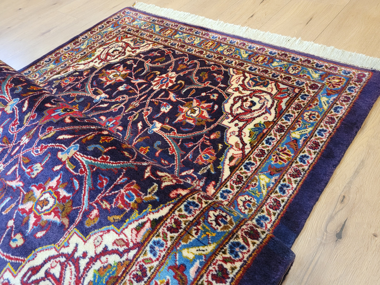 Kaschan Teppich Korkwolle florales Medaillon feine Knüpfkunst