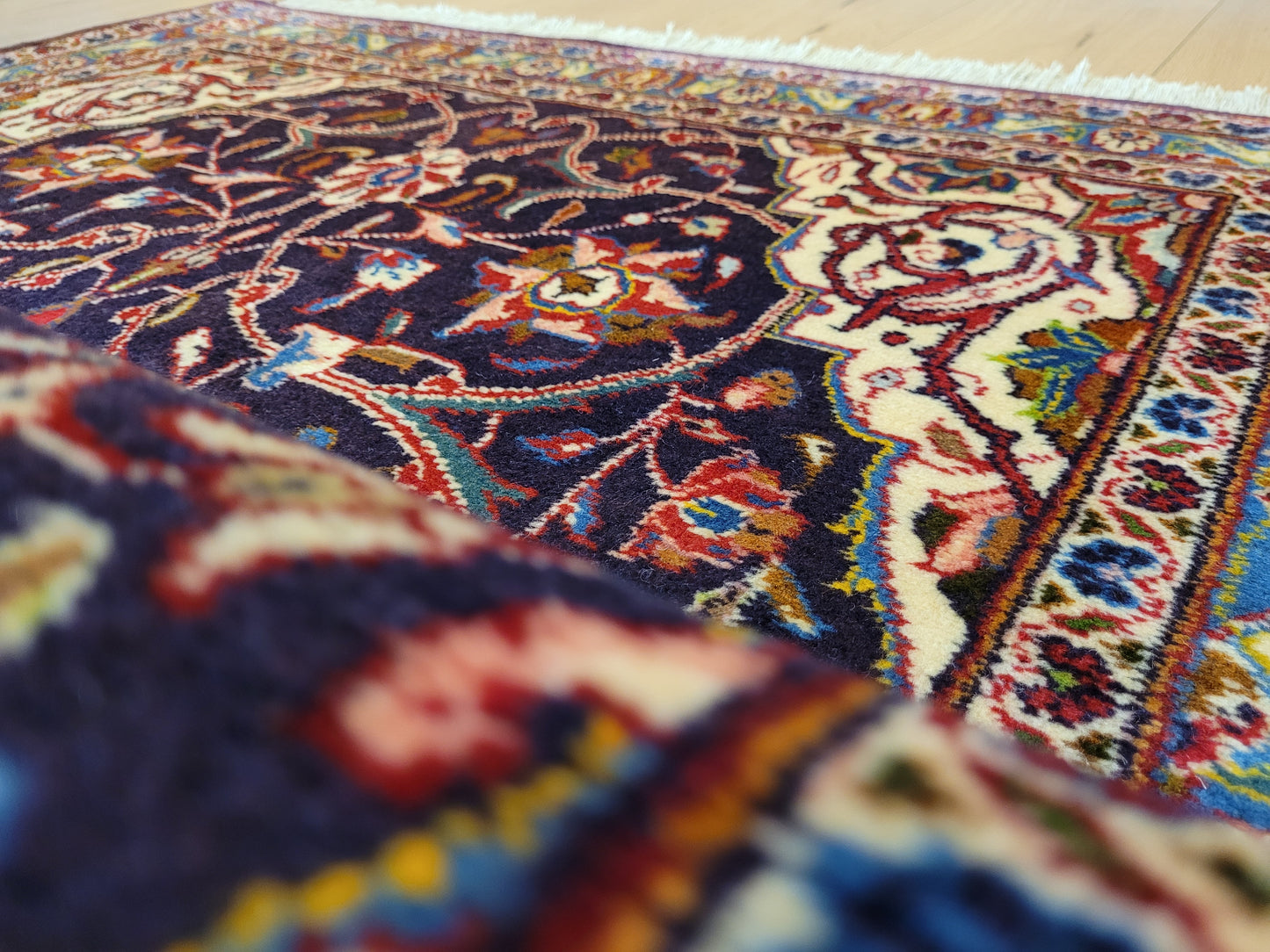 Kaschan Teppich Korkwolle florales Medaillon feine Knüpfkunst