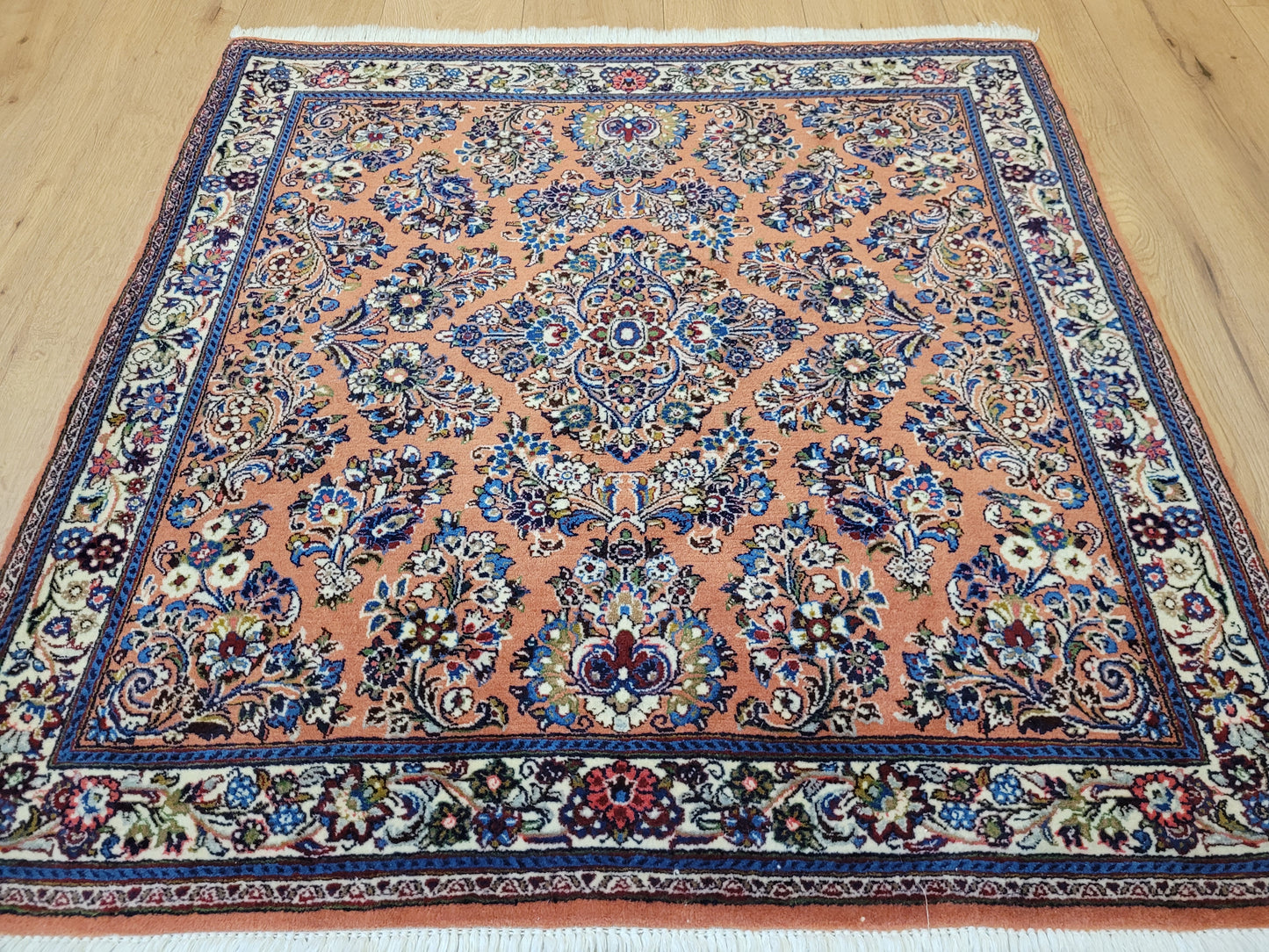 Sarough Teppich Korkwolle florales Medaillon feine Knüpfkunst