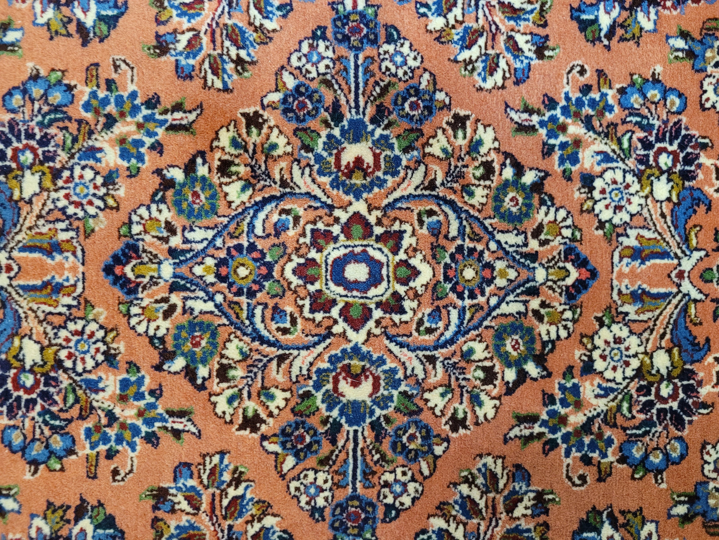 Sarough Teppich Korkwolle florales Medaillon feine Knüpfkunst