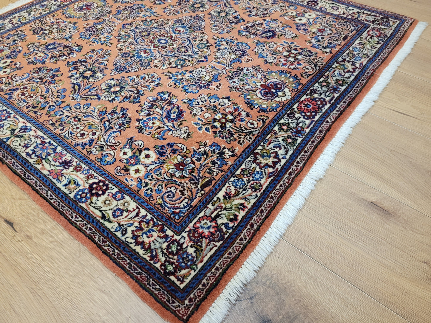 Sarough Teppich Korkwolle florales Medaillon feine Knüpfkunst