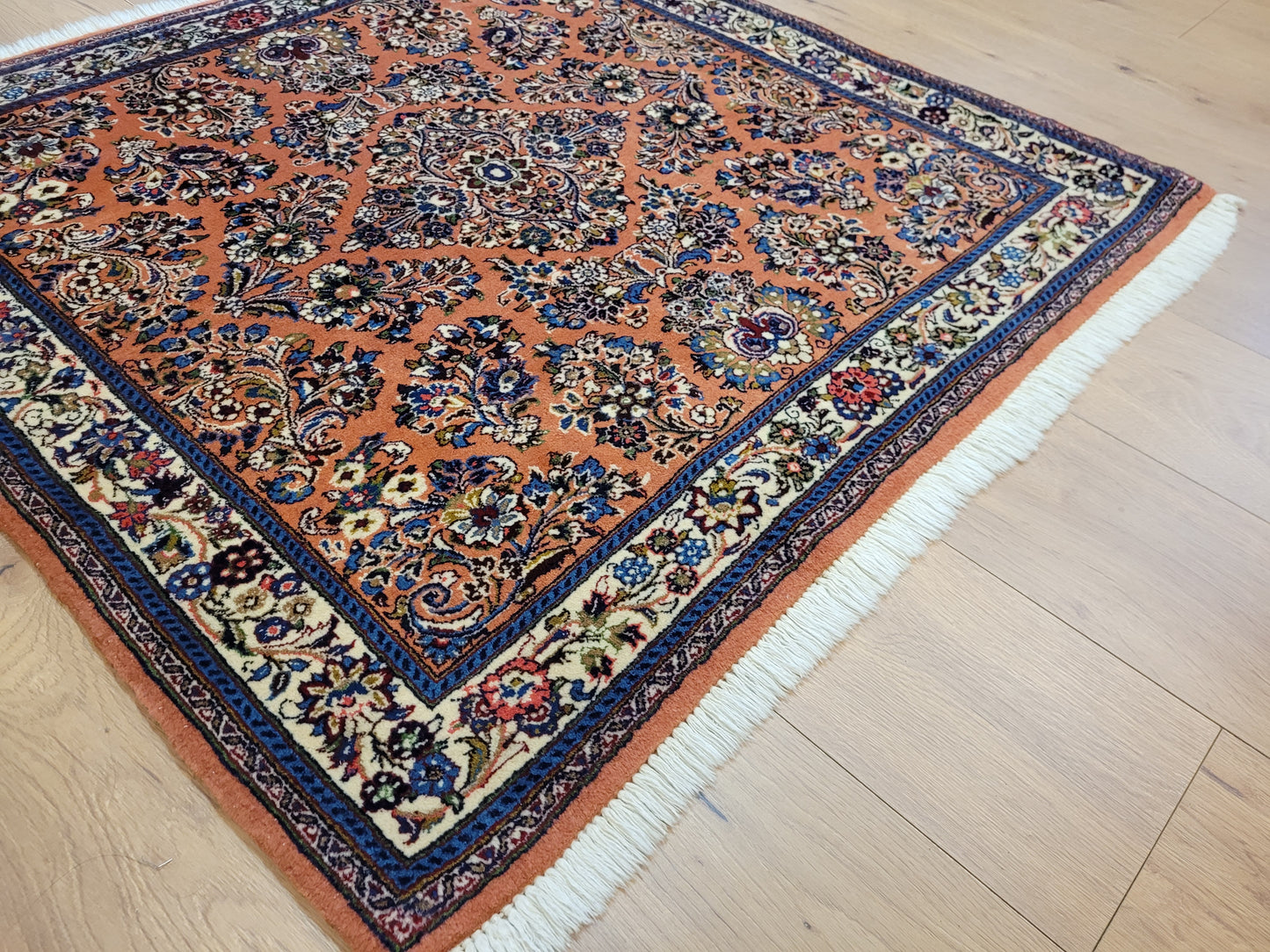 Sarough Teppich Korkwolle florales Medaillon feine Knüpfkunst