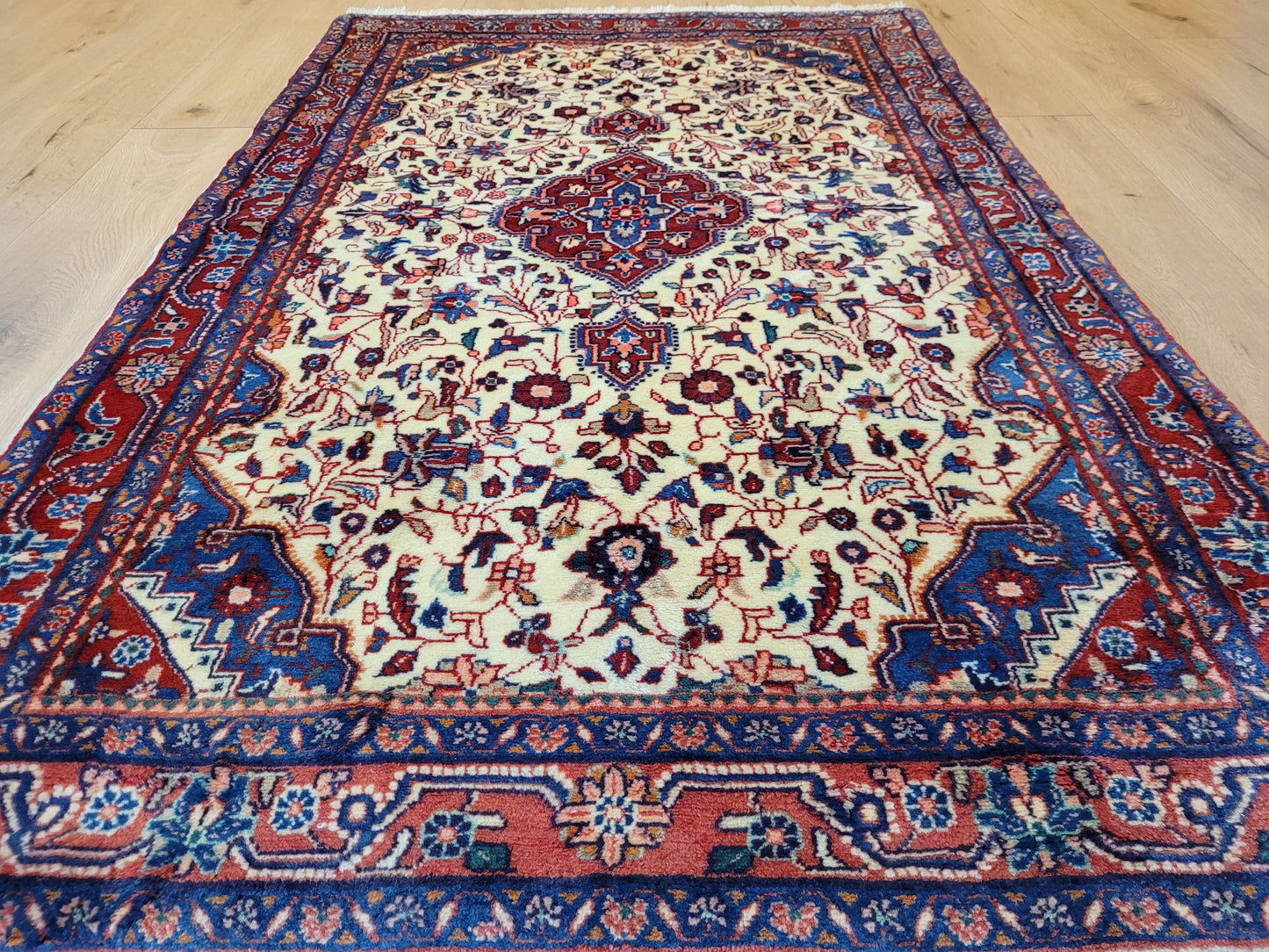 Ardebil Teppich Korkwolle florales Medaillon feine Knüpfkunst