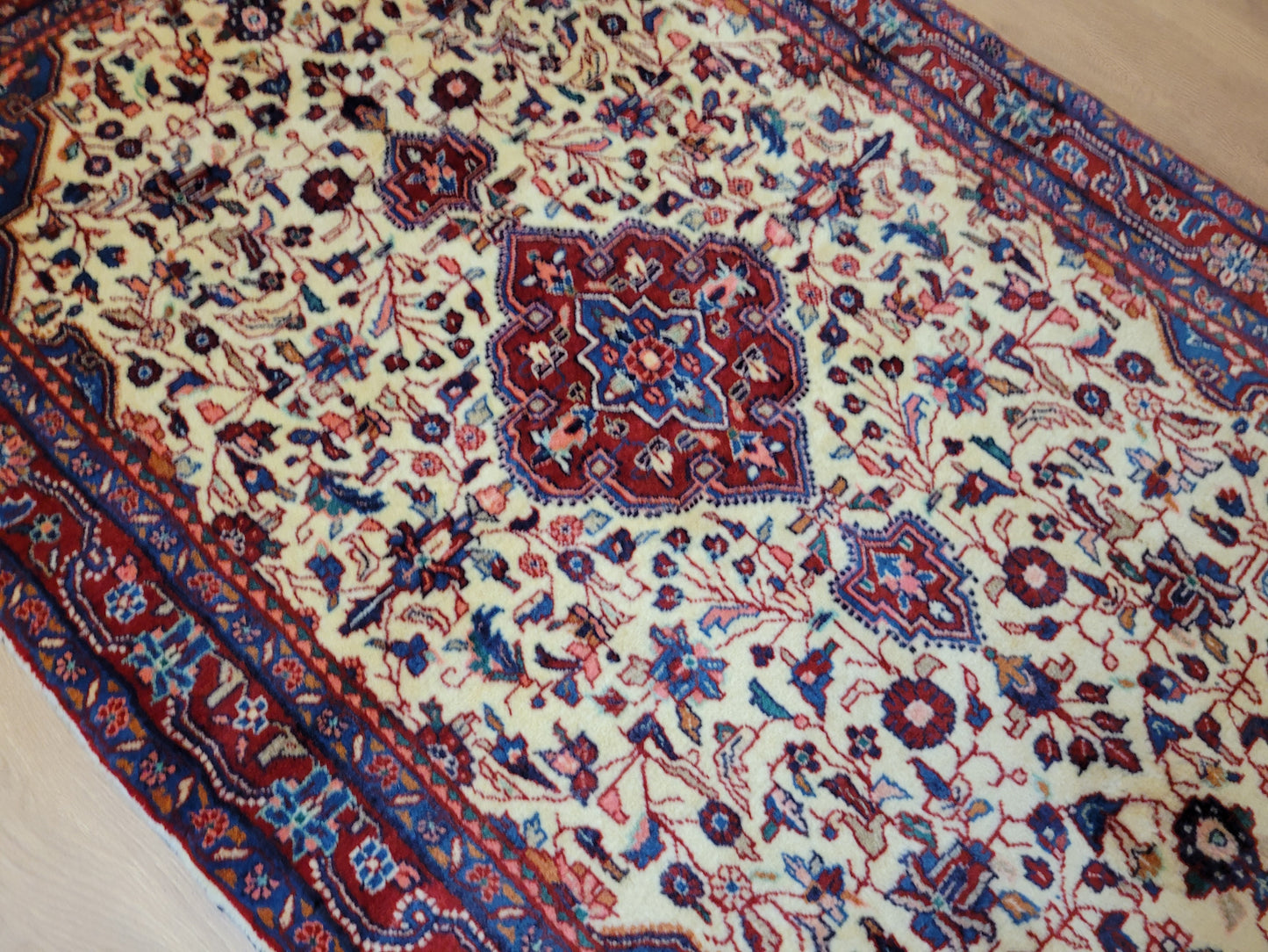 Ardebil Teppich Korkwolle florales Medaillon feine Knüpfkunst