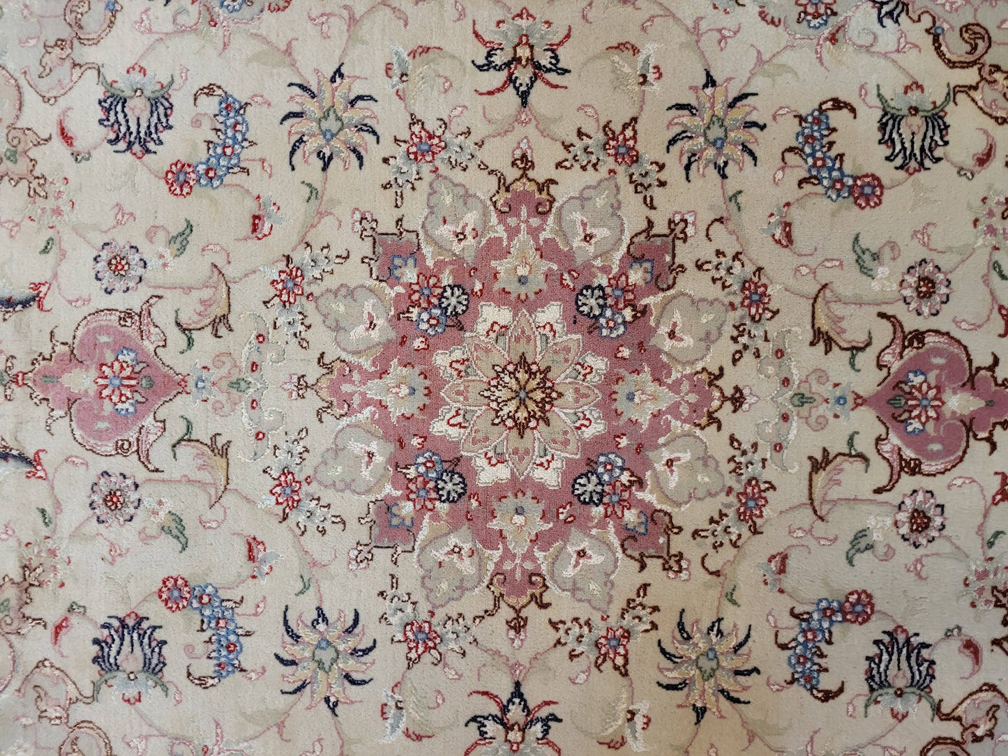 Täbriz Teppich Korkwolle mit Seide florales Medaillon feine Knüpfkunst