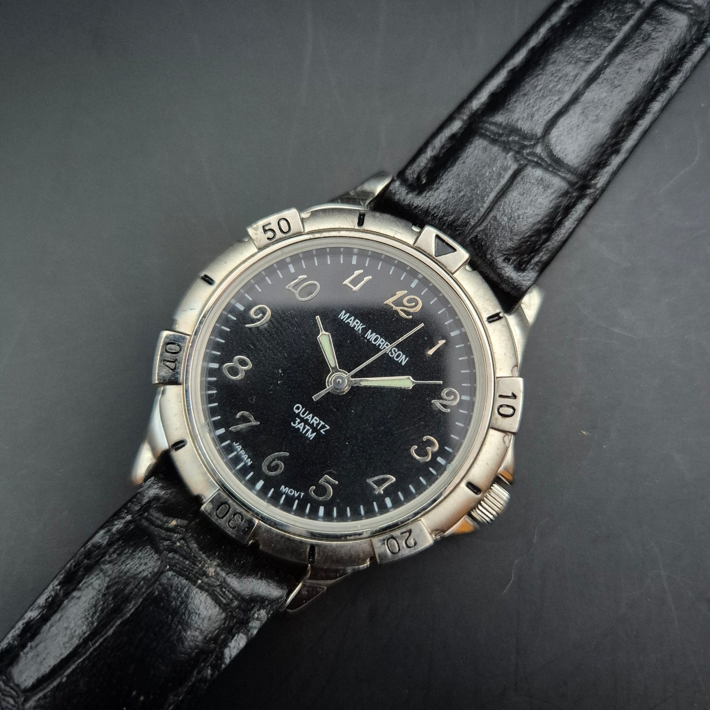 Mark Morrison Herren Uhr – Schwarzes Zifferblatt & sportliche Lünette