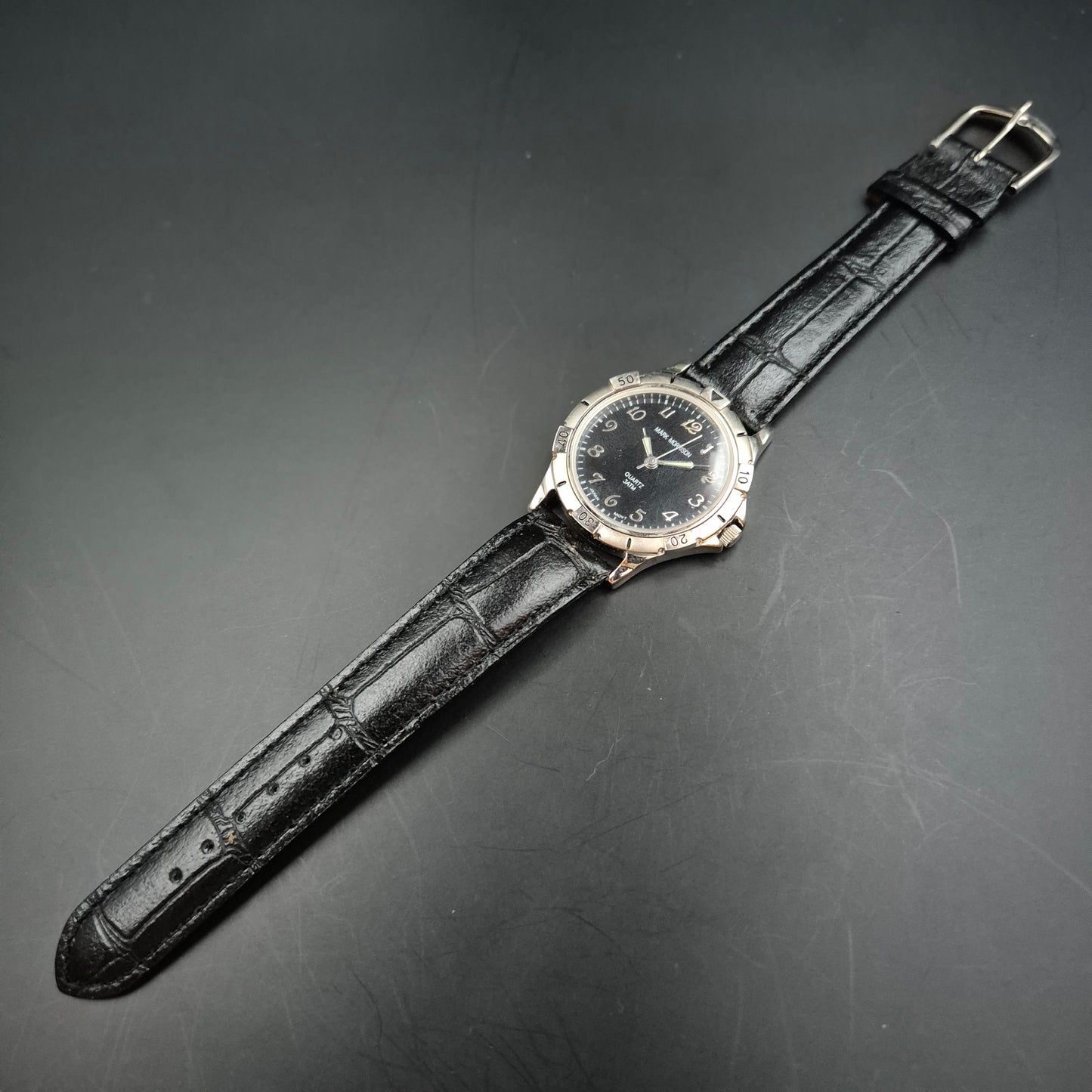 Mark Morrison Herren Uhr – Schwarzes Zifferblatt & sportliche Lünette