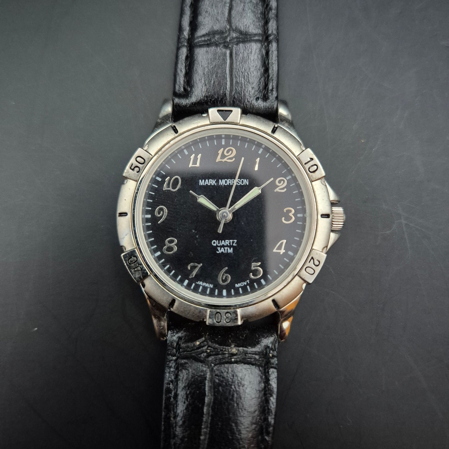 Mark Morrison Herren Uhr – Schwarzes Zifferblatt & sportliche Lünette