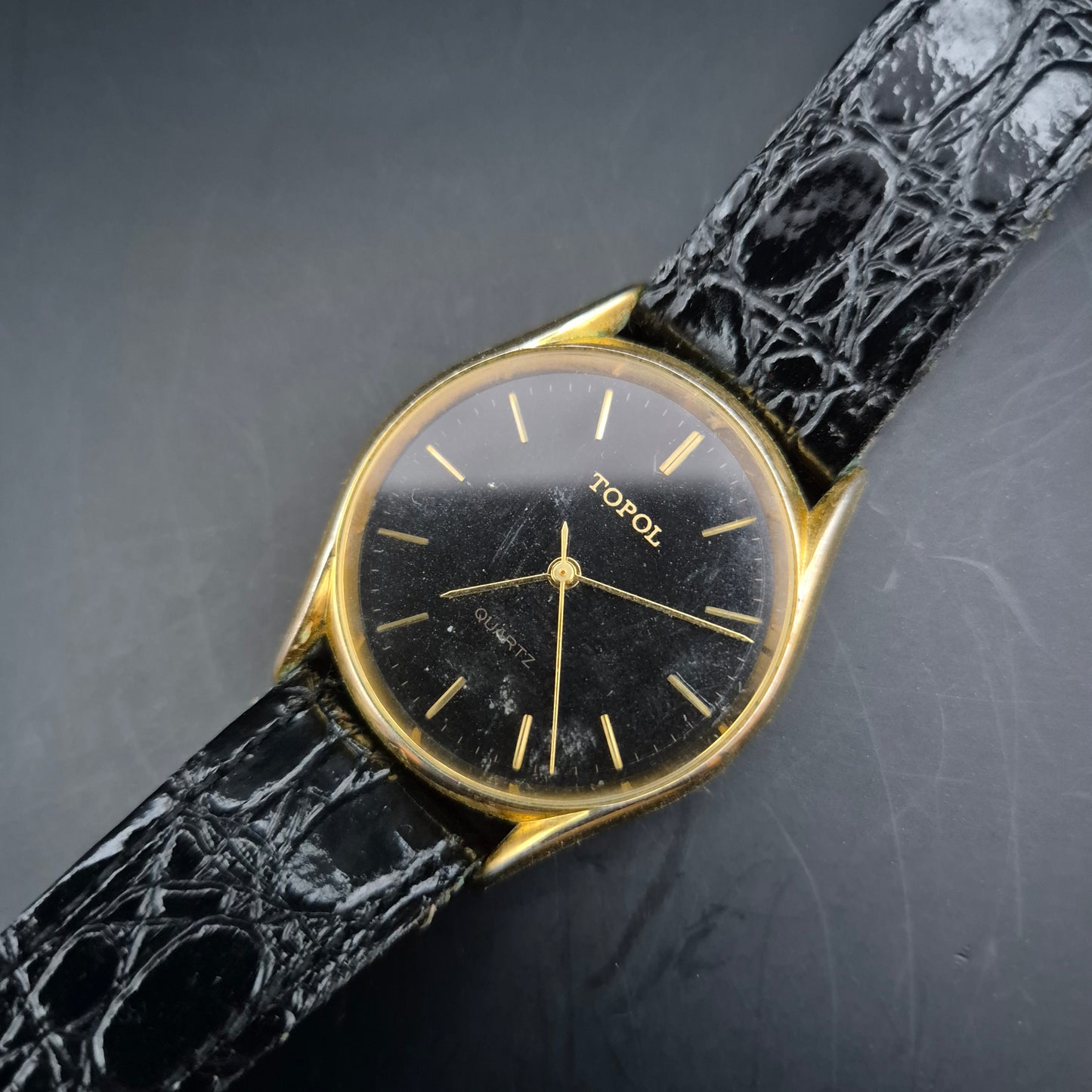 Topol Herren Uhr – Vintage Quarzdesign in Gold-Schwarz (defekt)