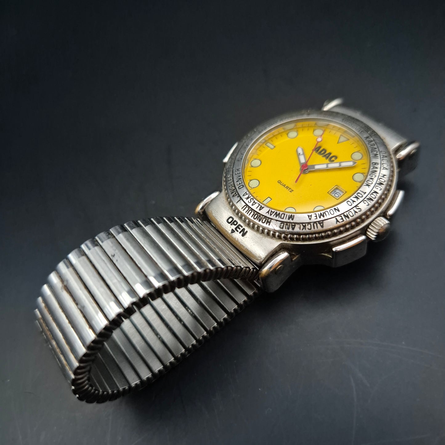 Seltene ADAC Herren Uhr – Gelbes Zifferblatt mit Kompass und Weltzeit