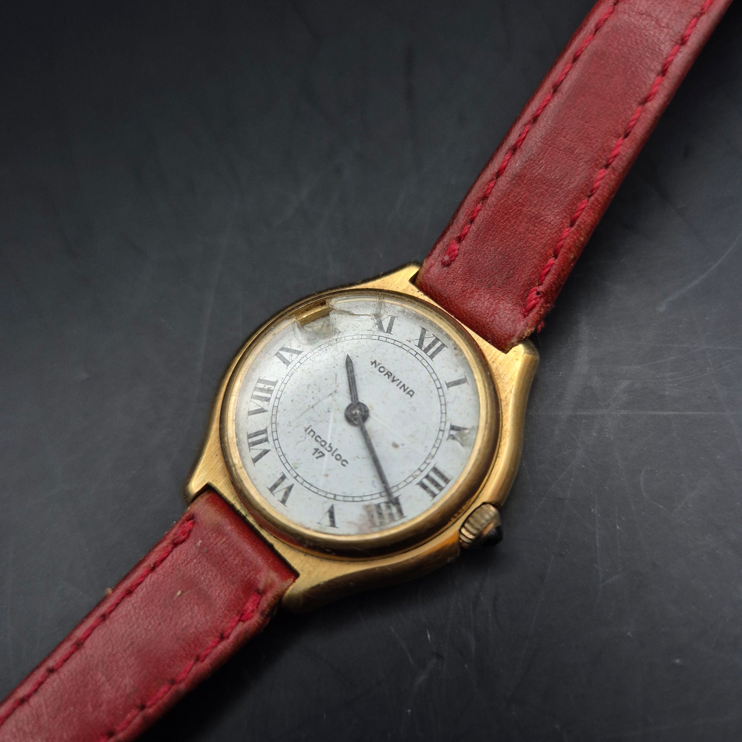 Norvina Damen Uhr – Incabloc 17 Jewels mit rotem Lederarmband