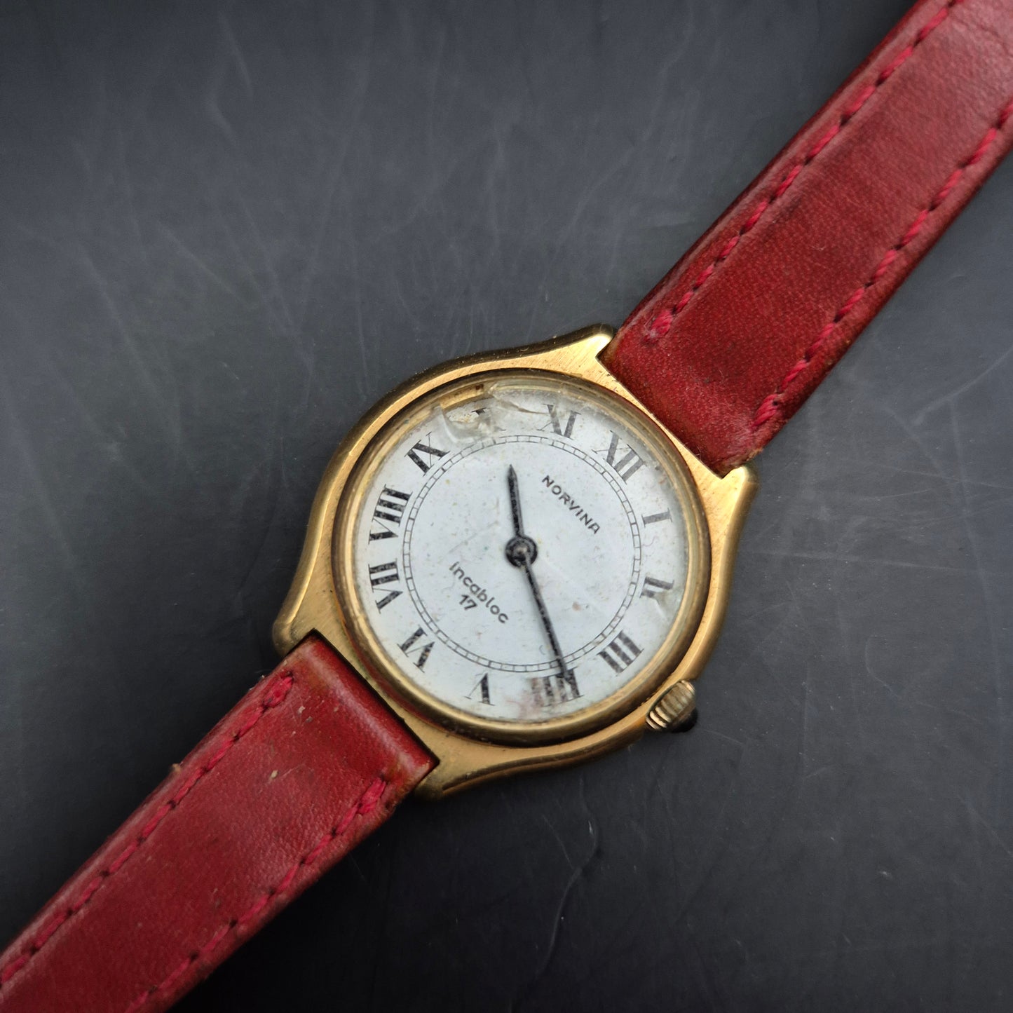 Norvina Damen Uhr – Incabloc 17 Jewels mit rotem Lederarmband