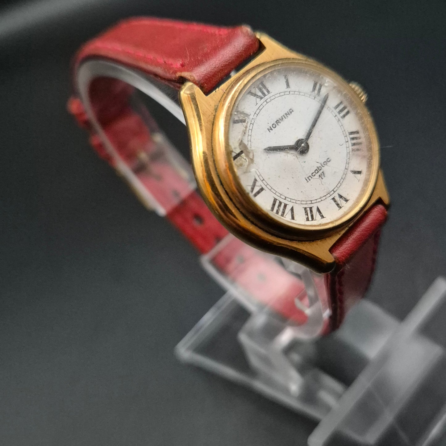 Norvina Damen Uhr – Incabloc 17 Jewels mit rotem Lederarmband