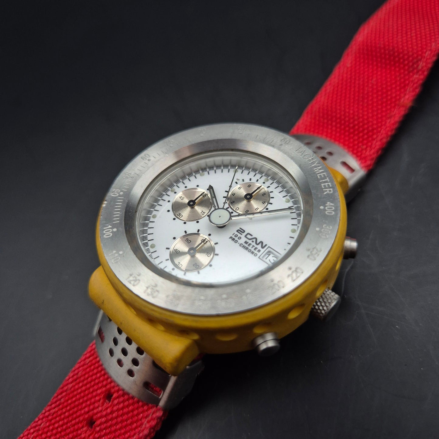 2CAN Herren Uhr – Sportlicher Chronograph mit rotem Armband