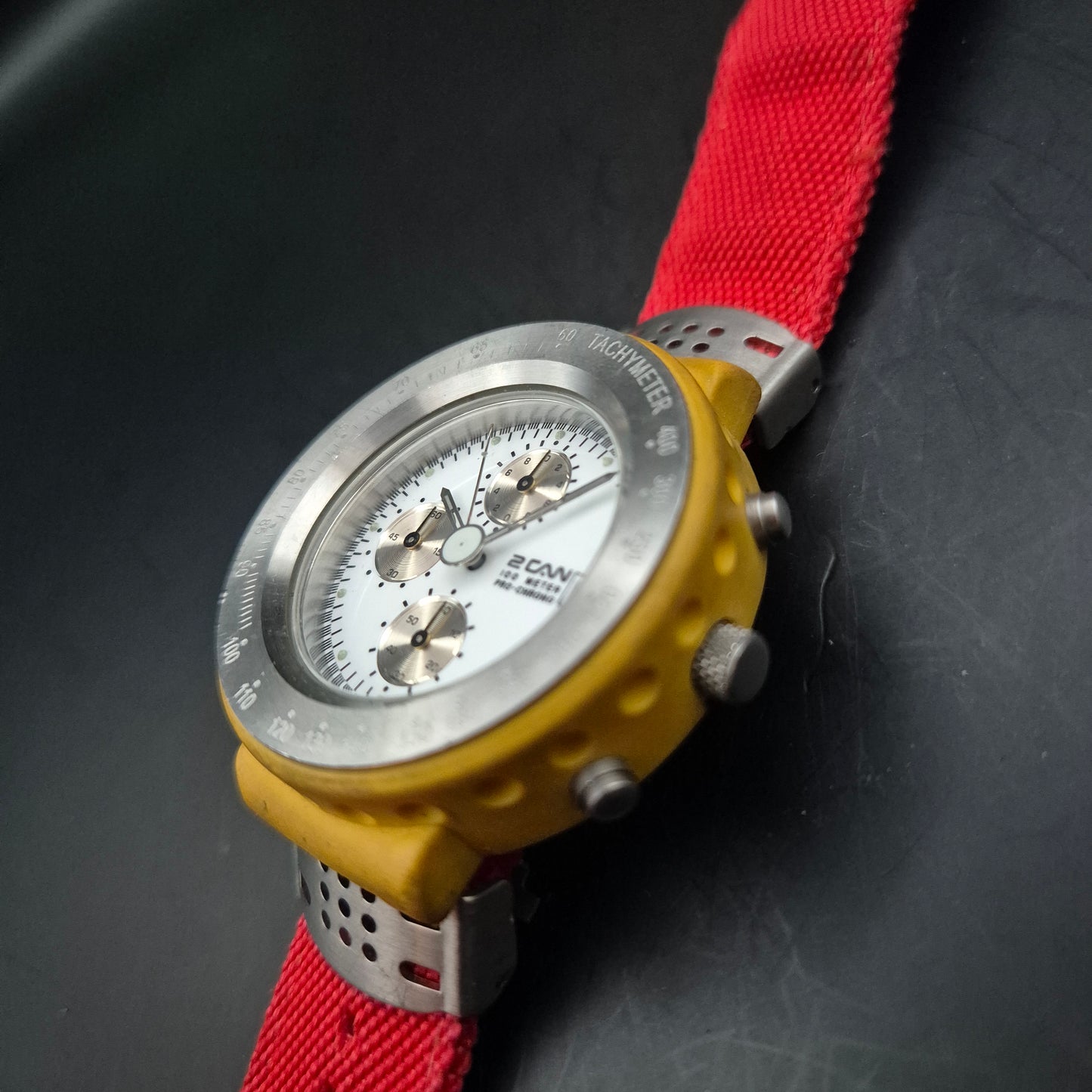 2CAN Herren Uhr – Sportlicher Chronograph mit rotem Armband