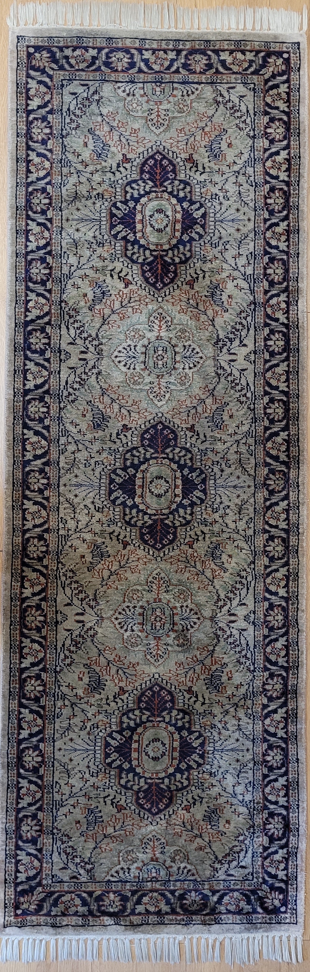 Ghom Seidenteppich Medaillonmuster feine Knüpfkunst