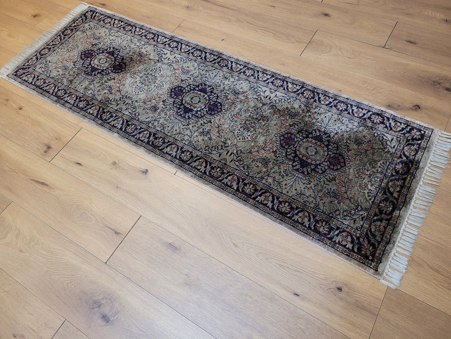 Ghom Seidenteppich Medaillonmuster feine Knüpfkunst