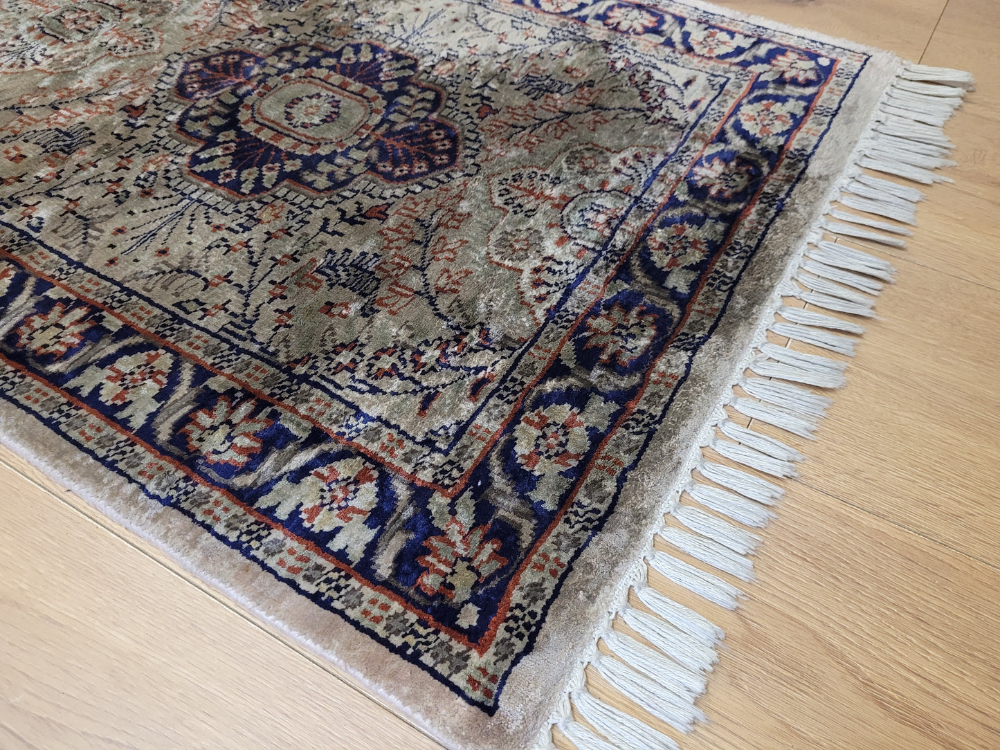 Ghom Seidenteppich Medaillonmuster feine Knüpfkunst