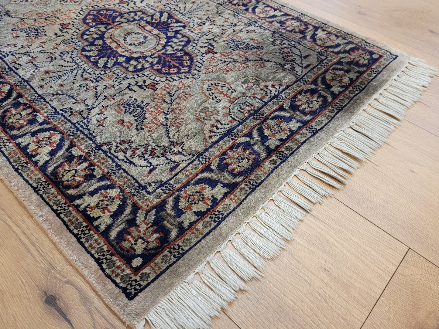 Ghom Seidenteppich Medaillonmuster feine Knüpfkunst