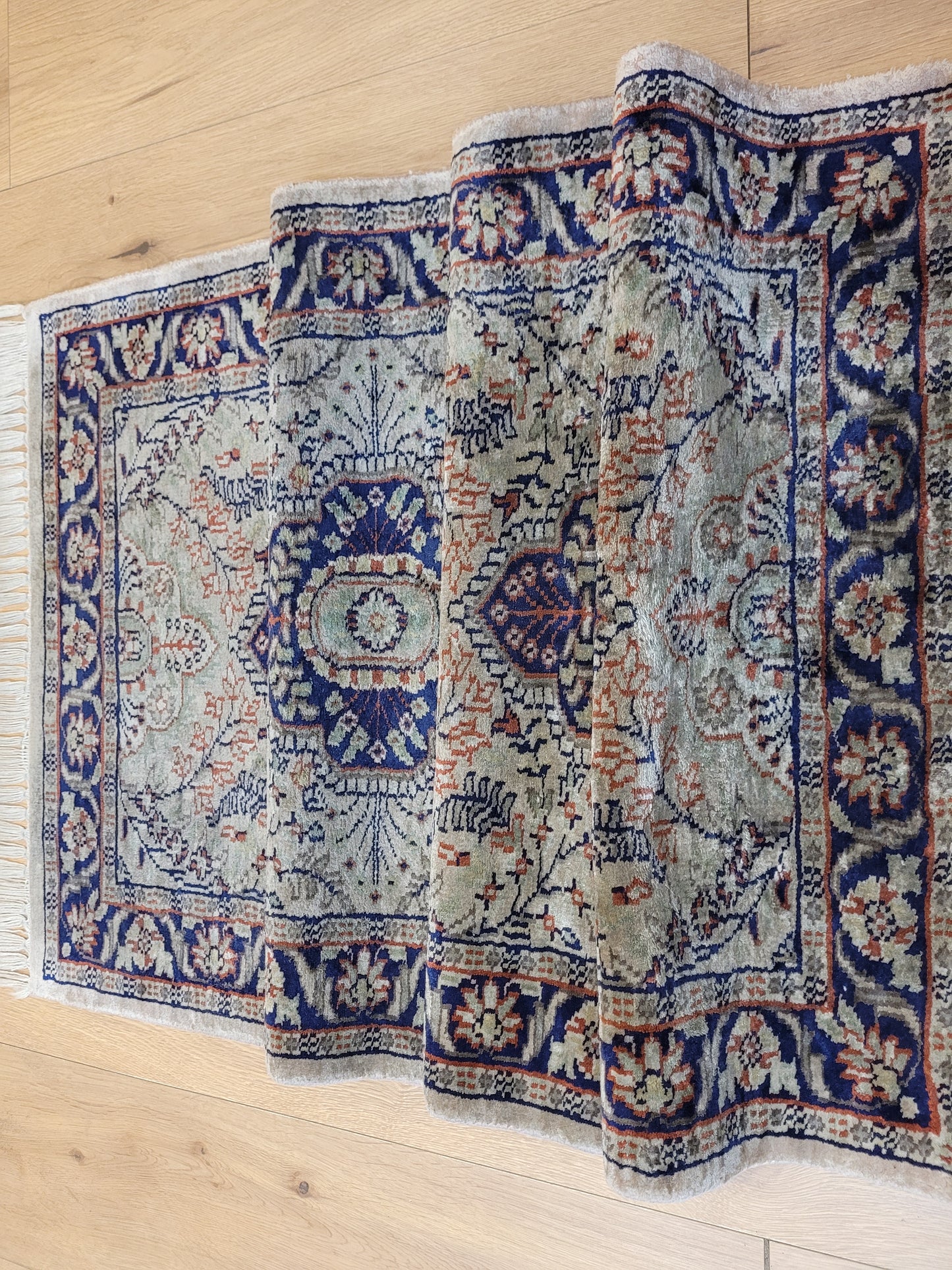 Ghom Seidenteppich Medaillonmuster feine Knüpfkunst