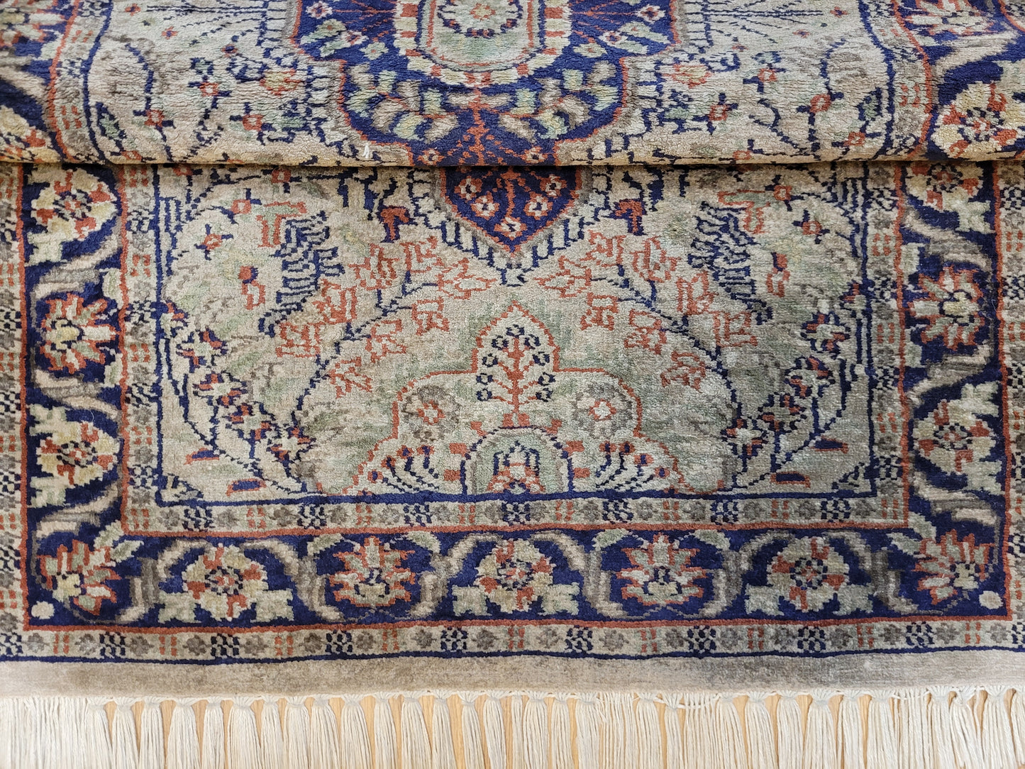 Ghom Seidenteppich Medaillonmuster feine Knüpfkunst