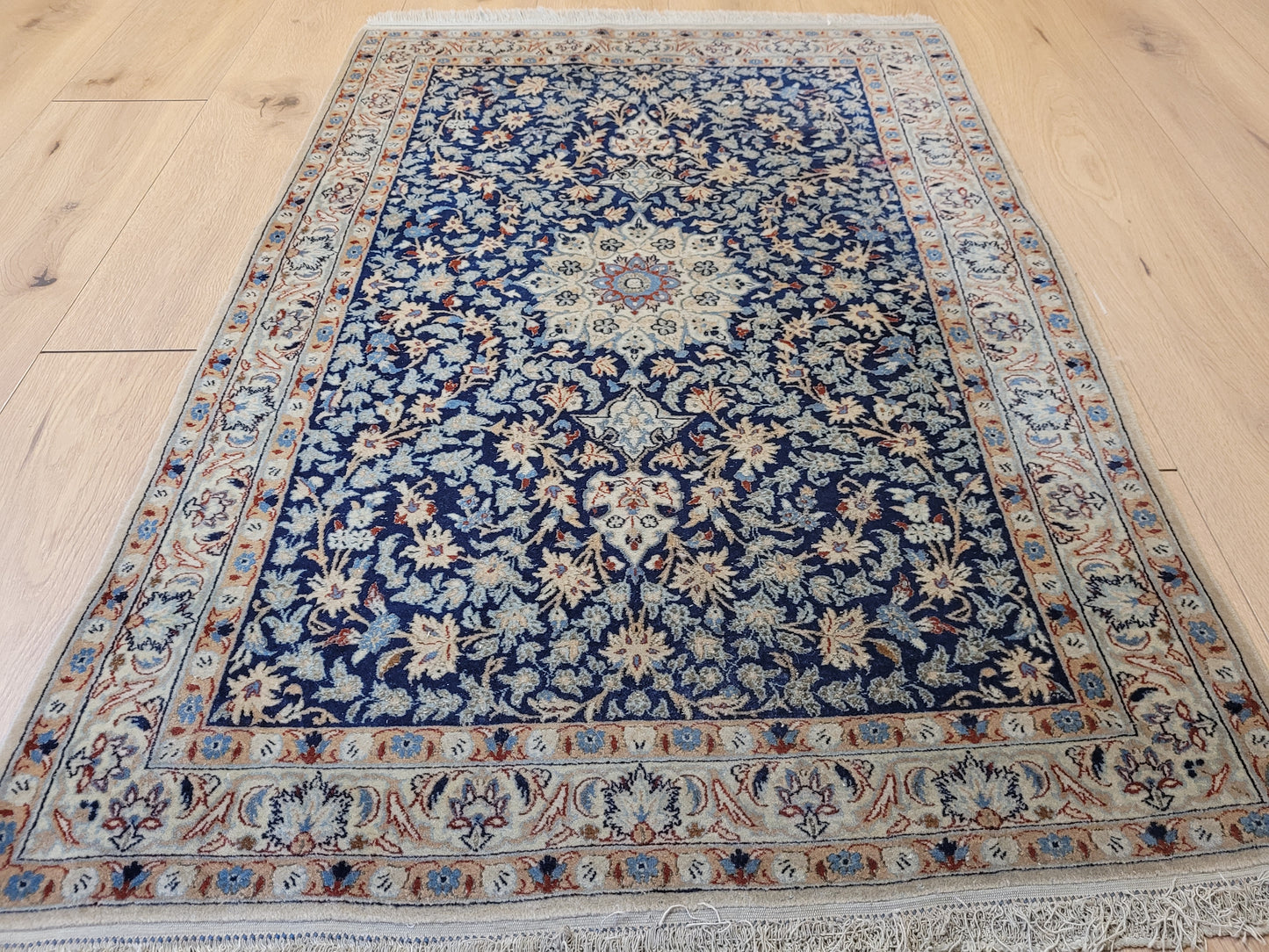 Nain Teppich feine Korkwolle florales Medaillon Design