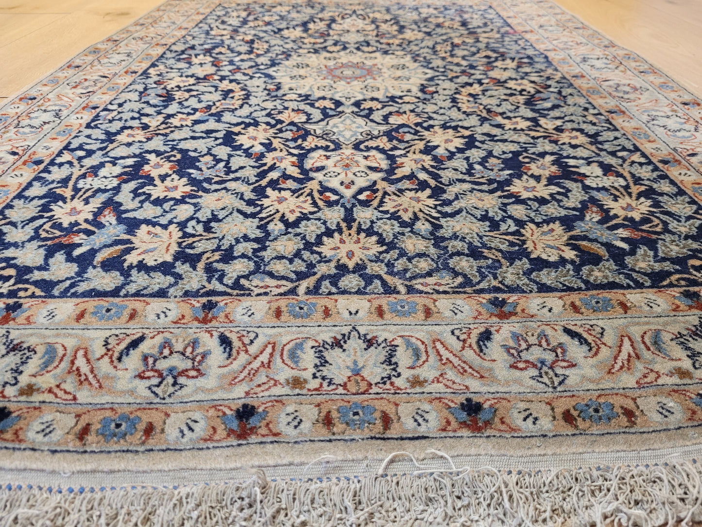 Nain Teppich feine Korkwolle florales Medaillon Design