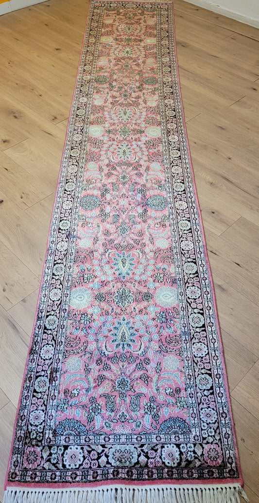 Kaschmir Ghom Seidenteppich Läufer florales Medaillon rosa