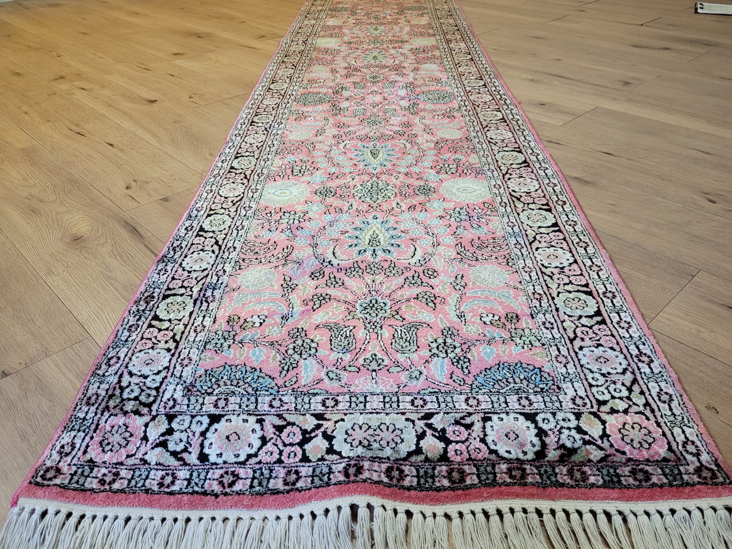 Kaschmir Ghom Seidenteppich Läufer florales Medaillon rosa