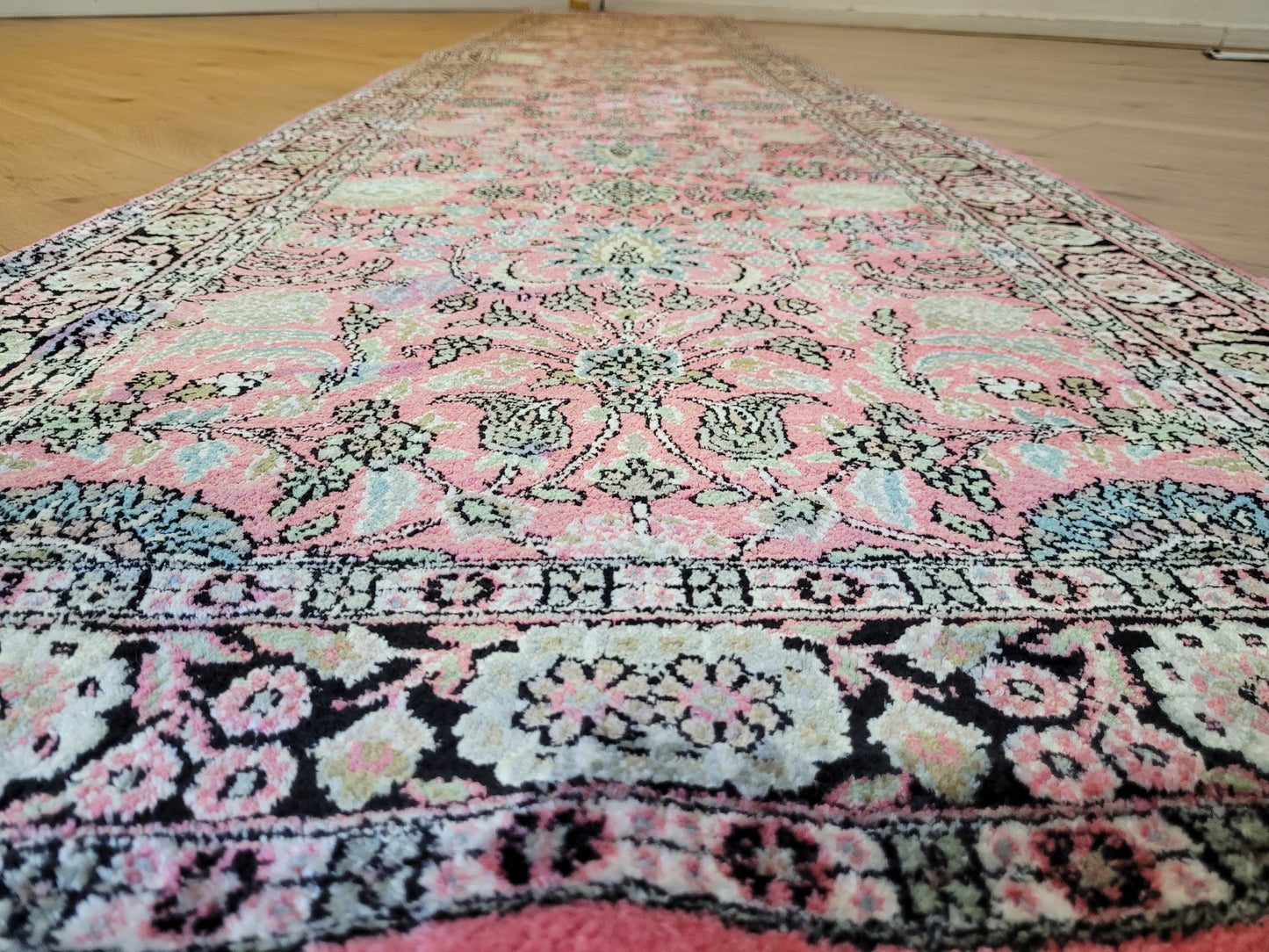 Kaschmir Ghom Seidenteppich Läufer florales Medaillon rosa