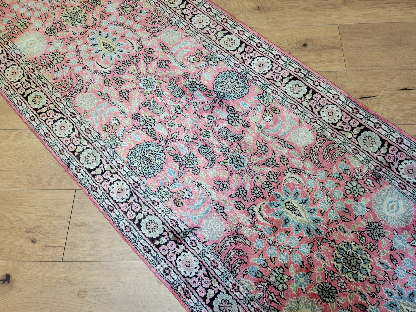Kaschmir Ghom Seidenteppich Läufer florales Medaillon rosa