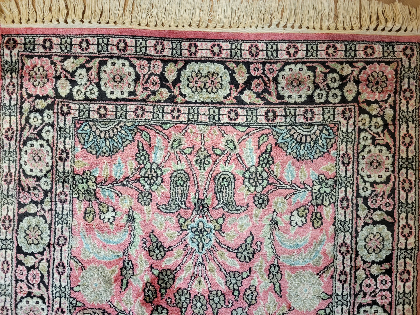 Kaschmir Ghom Seidenteppich Läufer florales Medaillon rosa