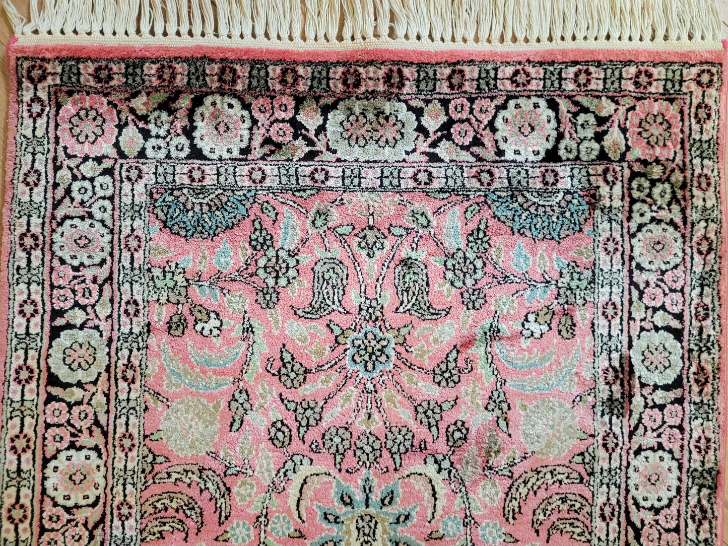 Kaschmir Ghom Seidenteppich Läufer florales Medaillon rosa