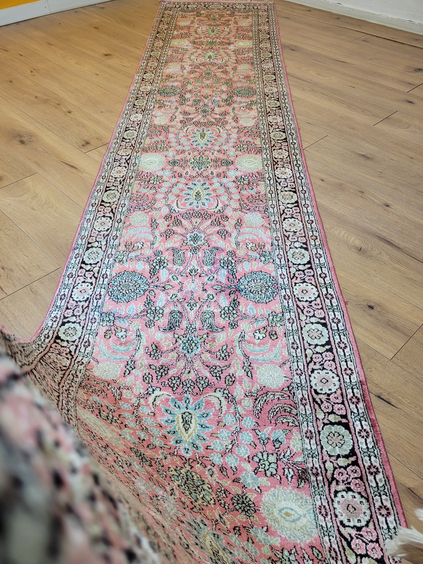 Kaschmir Ghom Seidenteppich Läufer florales Medaillon rosa
