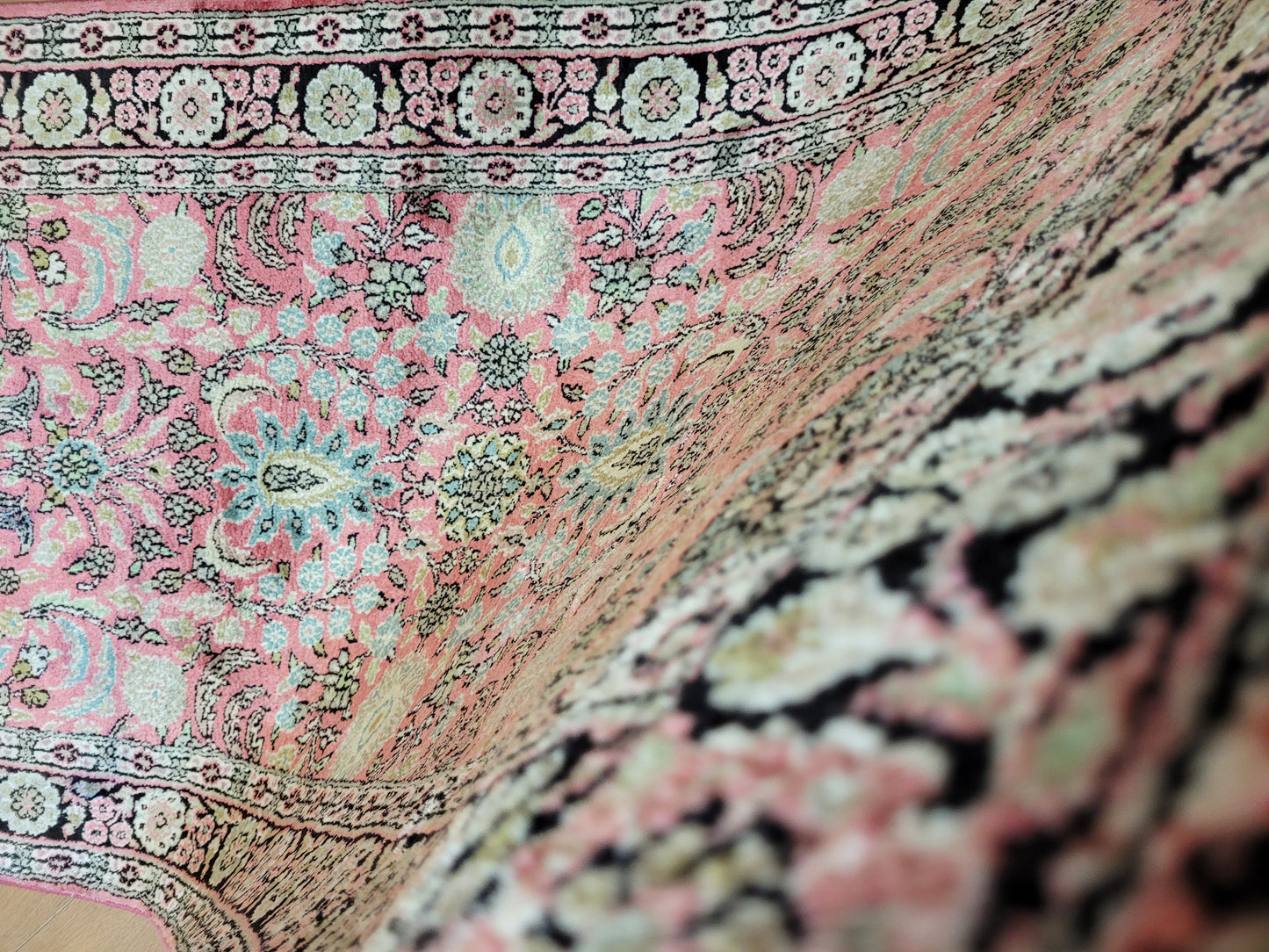 Kaschmir Ghom Seidenteppich Läufer florales Medaillon rosa