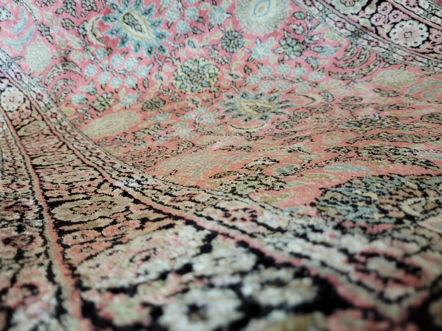 Kaschmir Ghom Seidenteppich Läufer florales Medaillon rosa