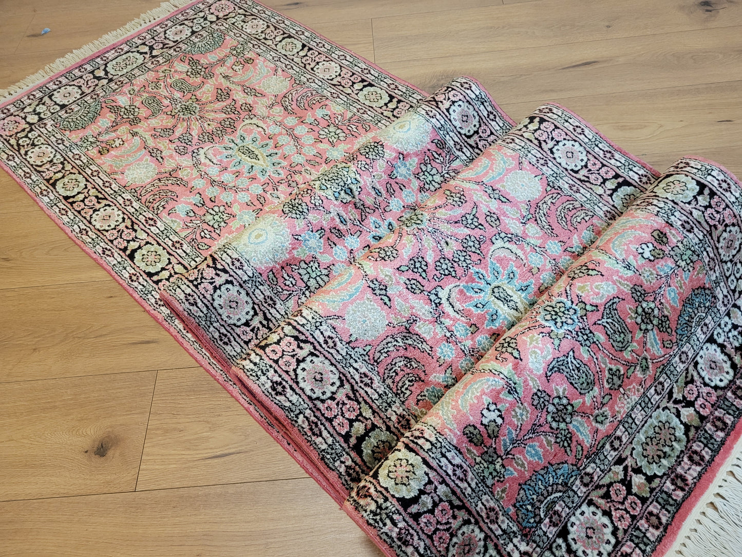 Kaschmir Ghom Seidenteppich Läufer florales Medaillon rosa
