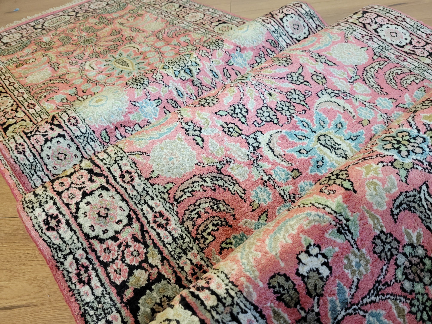 Kaschmir Ghom Seidenteppich Läufer florales Medaillon rosa