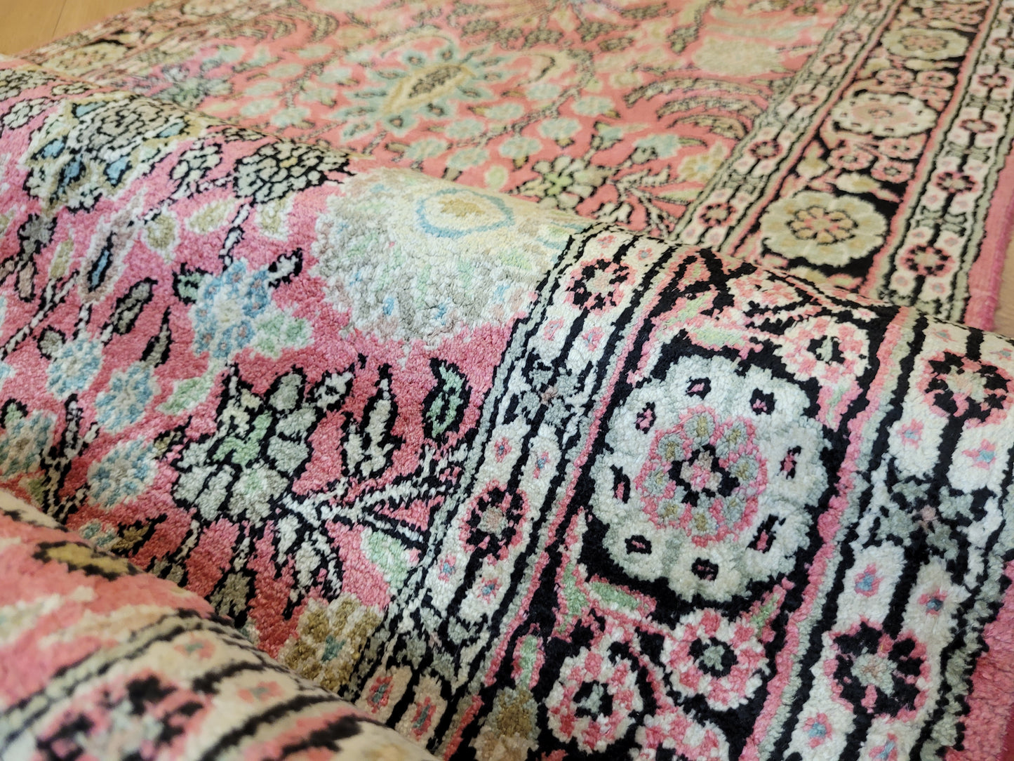 Kaschmir Ghom Seidenteppich Läufer florales Medaillon rosa