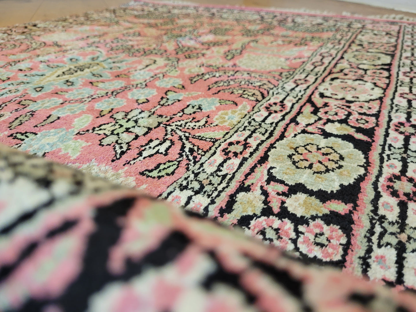 Kaschmir Ghom Seidenteppich Läufer florales Medaillon rosa