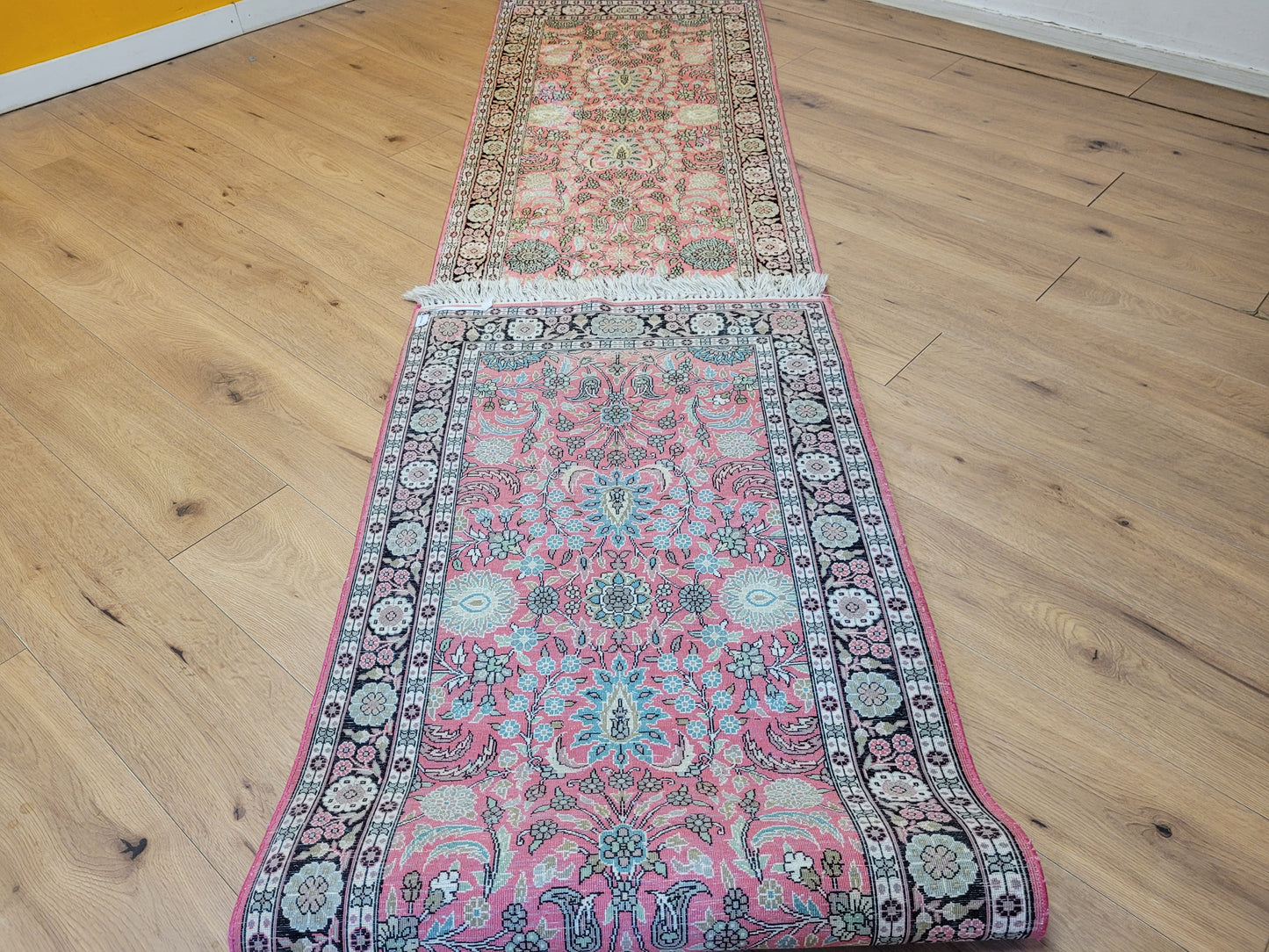 Kaschmir Ghom Seidenteppich Läufer florales Medaillon rosa