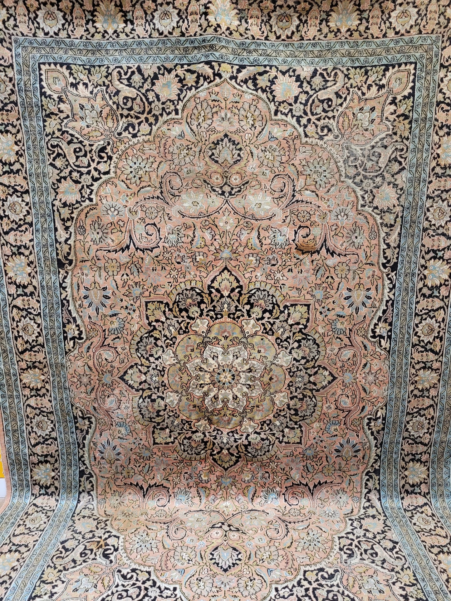 Kaschmir Ghom Seidenteppich Medaillon florales Design