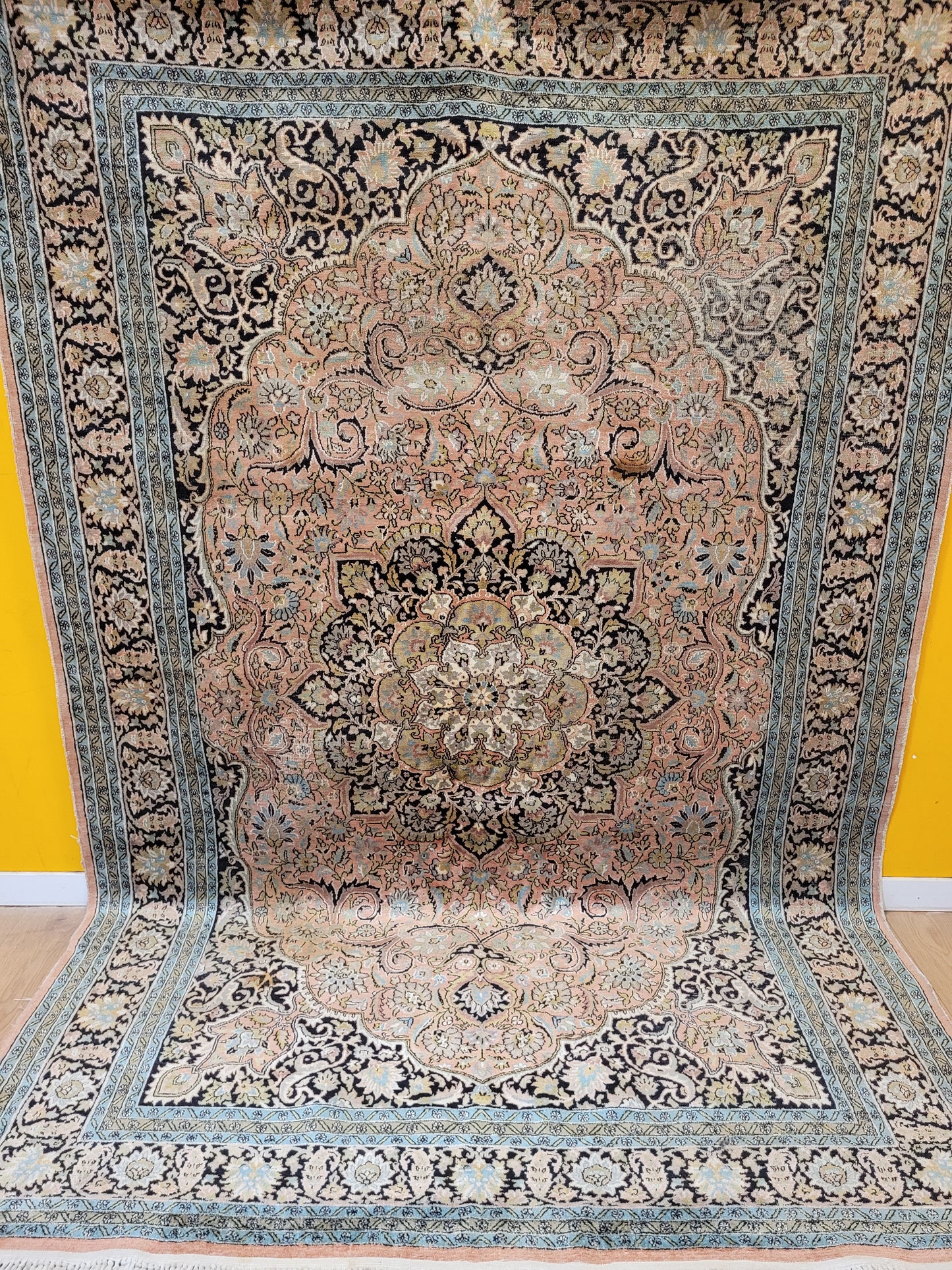 Kaschmir Ghom Seidenteppich Medaillon florales Design