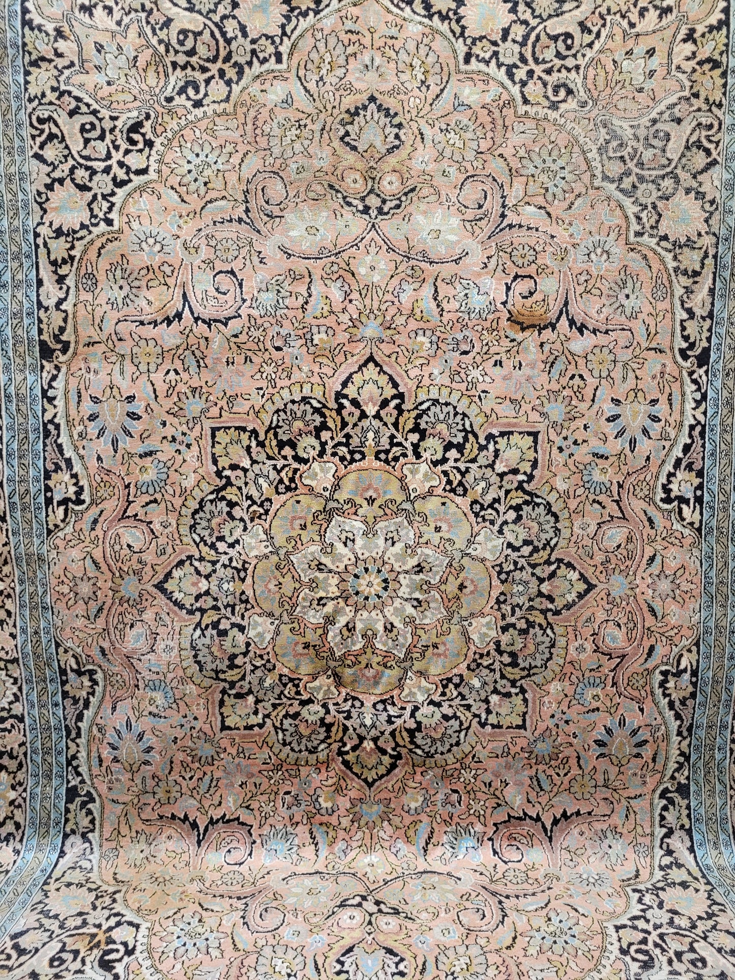 Kaschmir Ghom Seidenteppich Medaillon florales Design