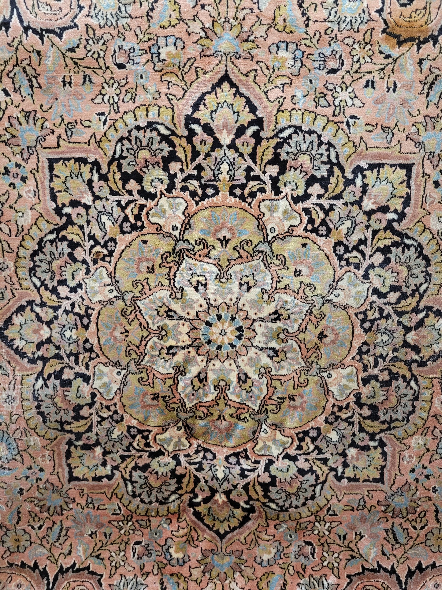 Kaschmir Ghom Seidenteppich Medaillon florales Design