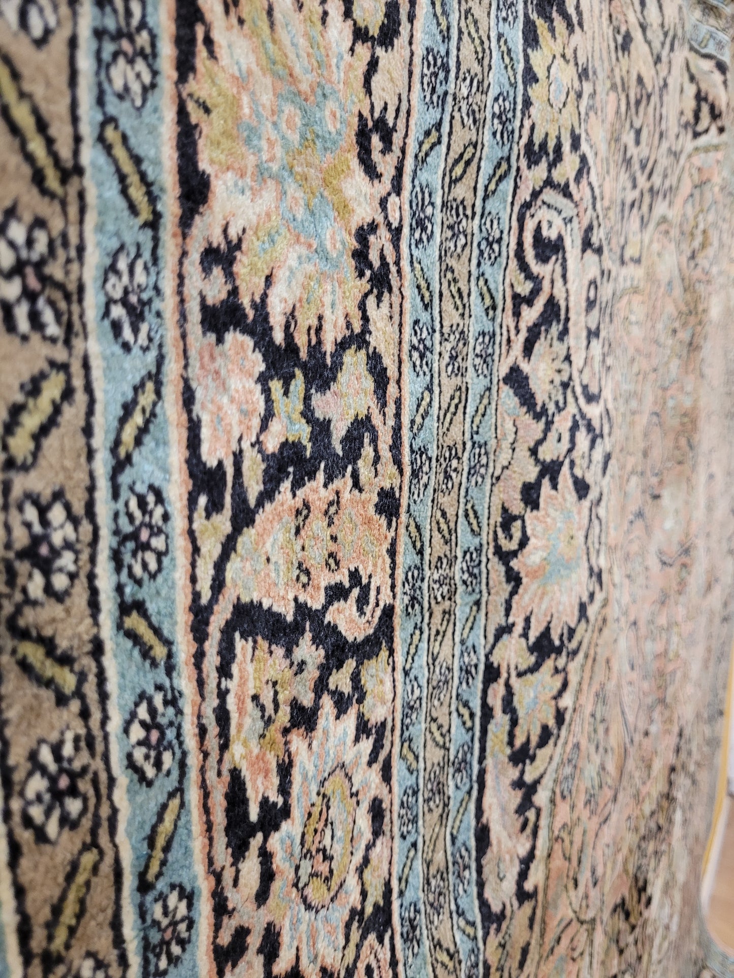 Kaschmir Ghom Seidenteppich Medaillon florales Design